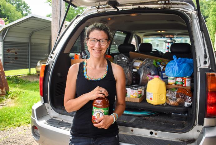 Lynsey, a neighbor of the Foodbank