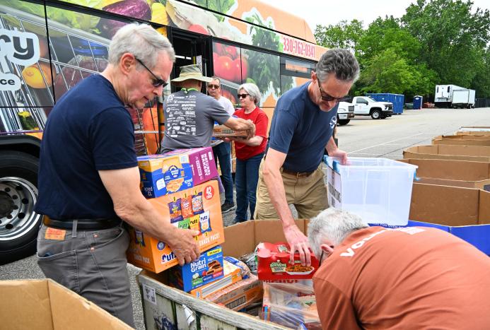 volunteers unloading food