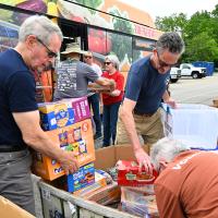 volunteers unloading food